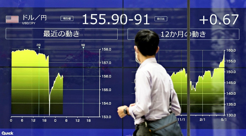 対ドル円相場の推移を示すボード（２日午後、東京都千代田区で）＝後藤嘉信撮影