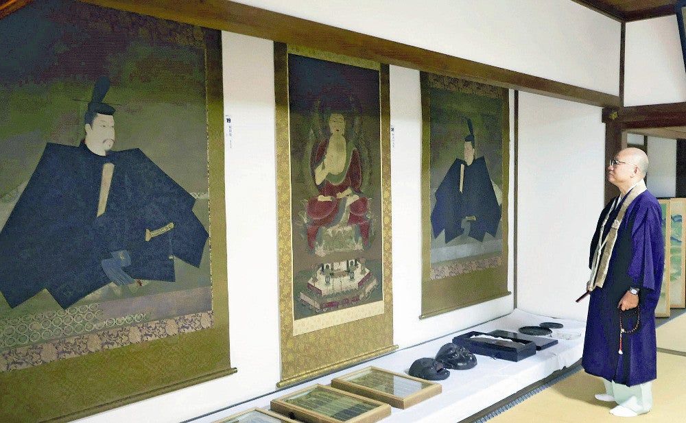 「釈迦如来像（赤釈迦）」（中央）などが展示された書院（京都市右京区で）