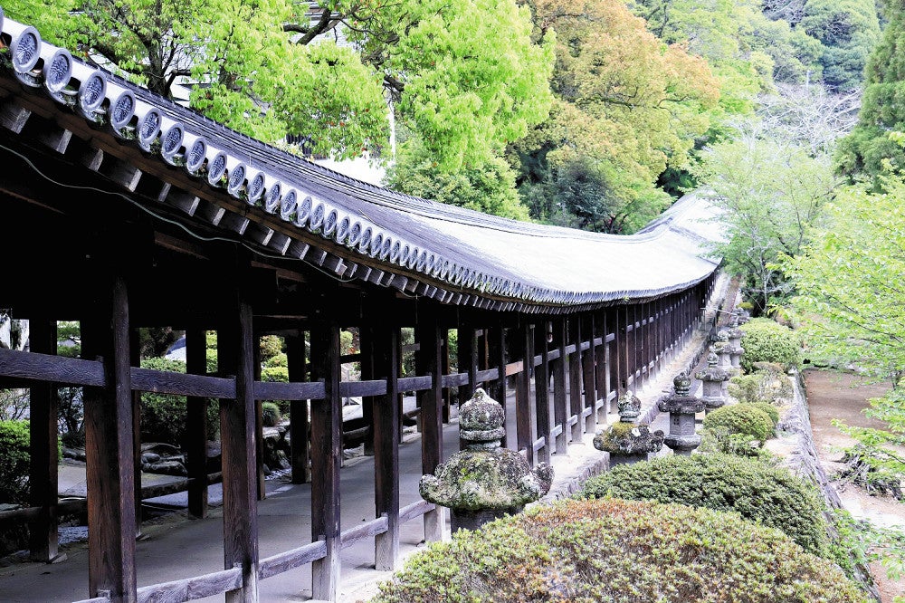 約４００メートルにも及ぶ曲線美が目を引く廻廊（岡山市北区で）