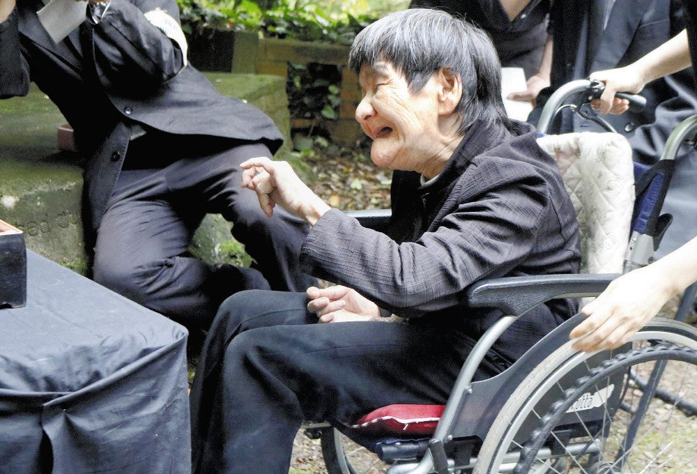 乙女塚で焼香する坂本さん
