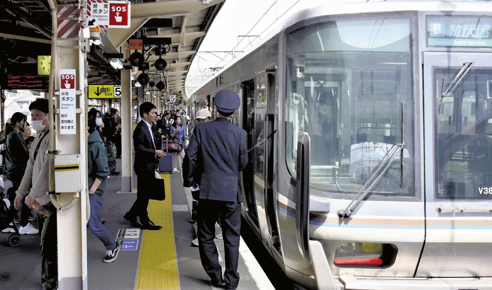 新幹線からの乗り換え客が見られる敦賀駅発着の新快速（福井県敦賀市で）