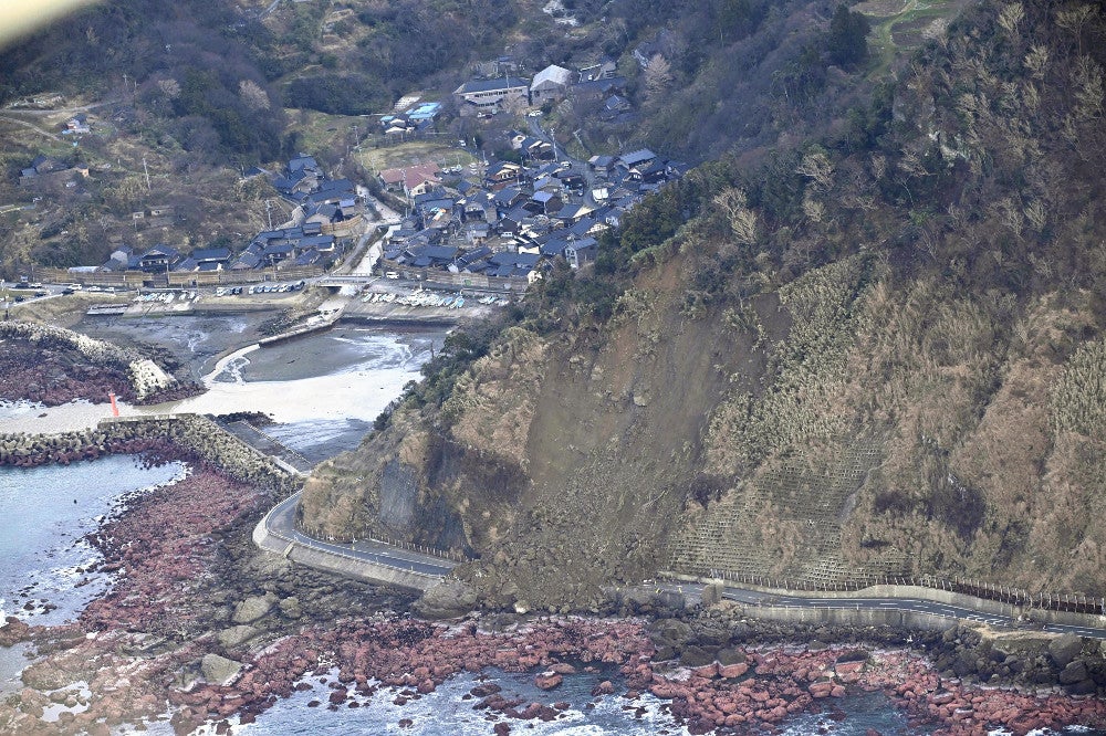 能登半島地震では各地で道路が寸断され、集落の孤立が多発した。南海トラフ地震でも同様の事態が懸念される（１月２日、石川県輪島市で、読売機から）