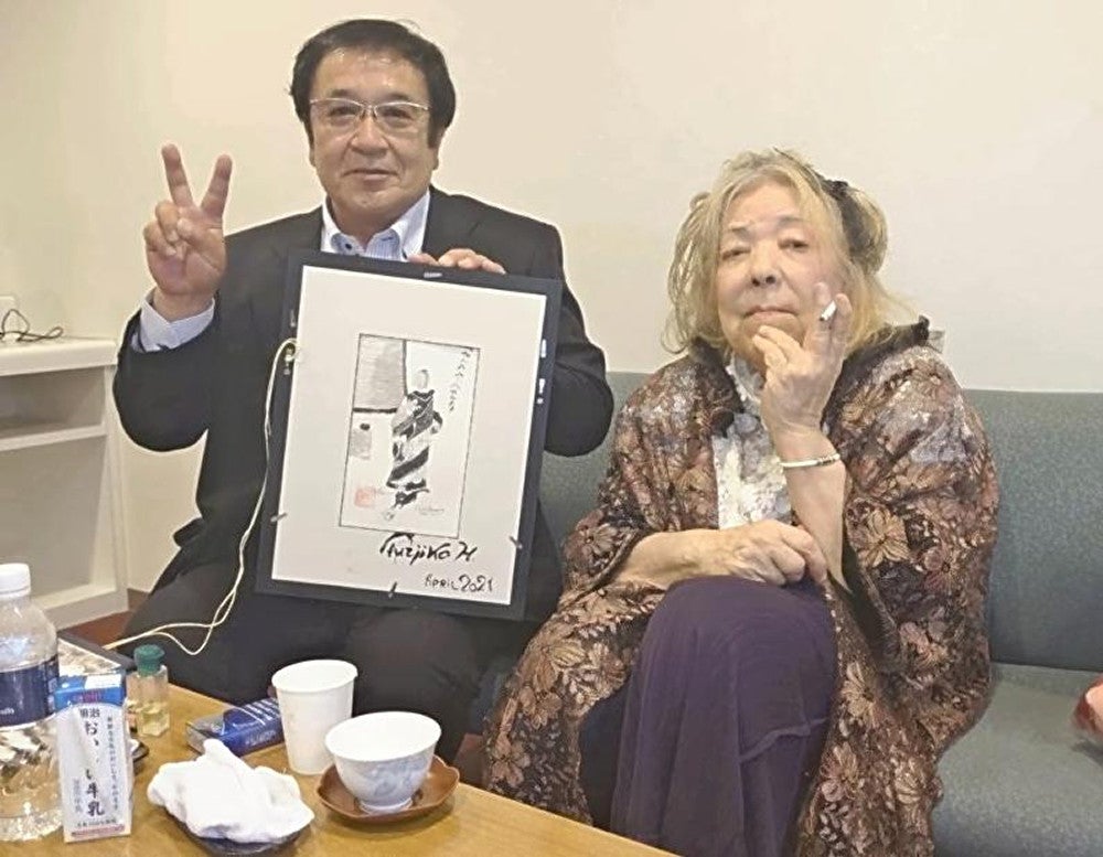 北九州市でのコンサートの際、楽屋でヘミングさん（右）と記念写真に納まる徳永さん（徳永さん提供）