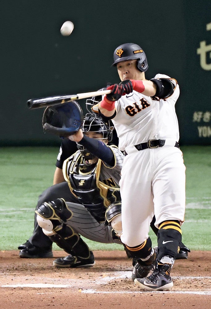 ２回２死２塁、２ランを放つ岡本和（捕手・梅野）（３日）＝後藤嘉信撮影