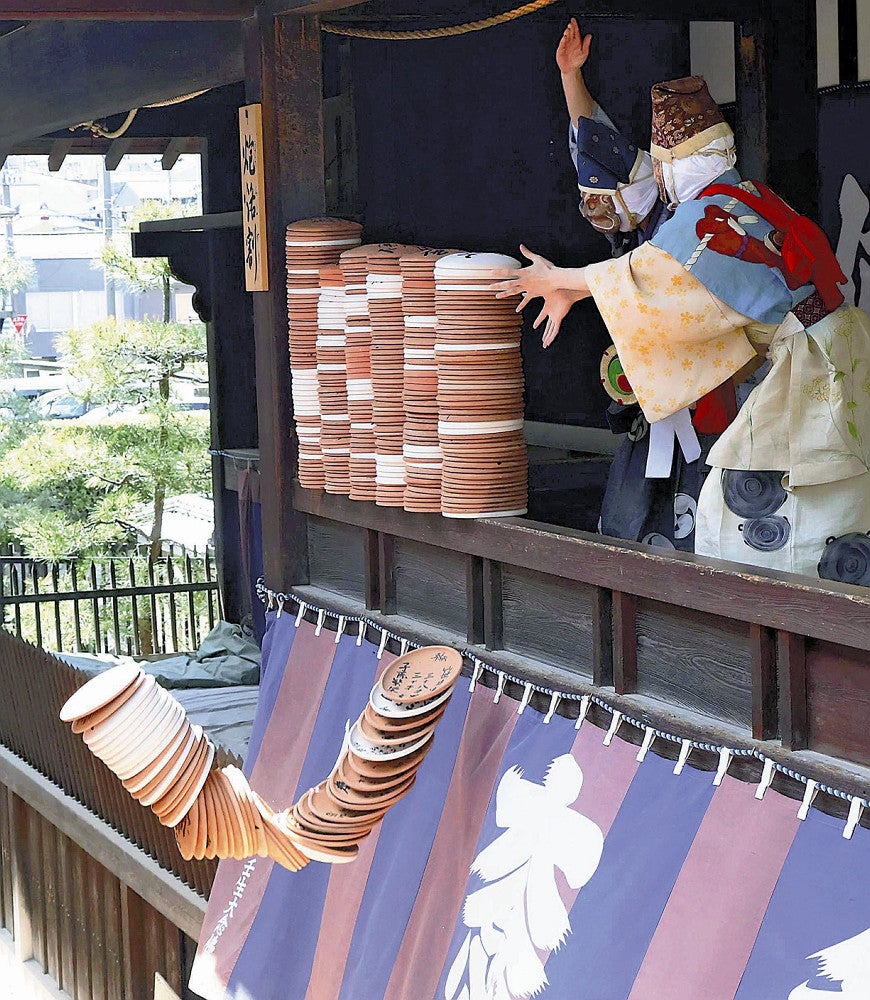 舞台から器を勢いよく落とす演者（京都市中京区で）