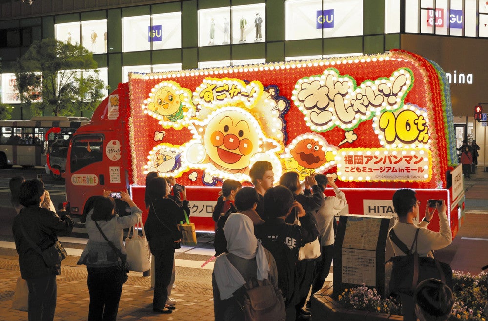 華やかな電飾に彩られ、市街地を走る「花自動車」（２日午後８時１分、福岡市・天神で）＝秋月正樹撮影