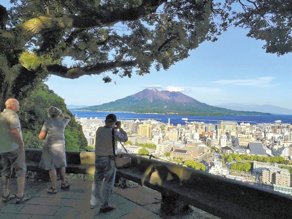 城山公園の展望台から望む桜島