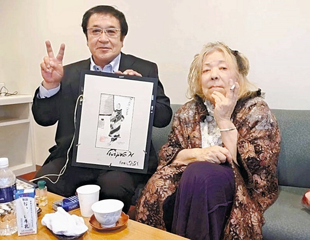 北九州市でのコンサートの際、楽屋でヘミングさん（右）と記念写真に納まる徳永さん（徳永さん提供）