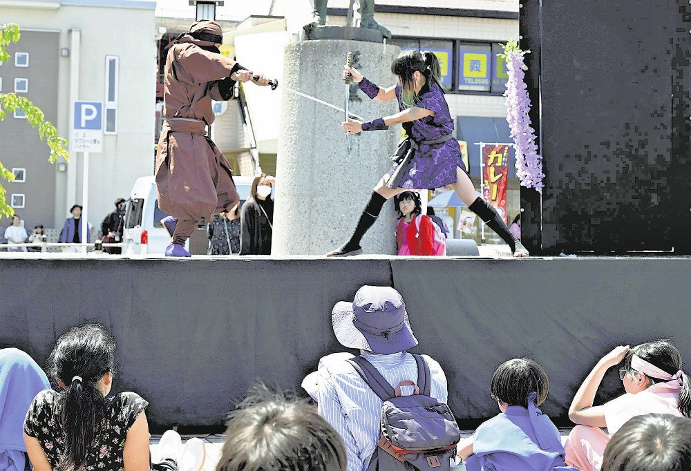 迫力ある「楽陽」のショー（伊賀市で）