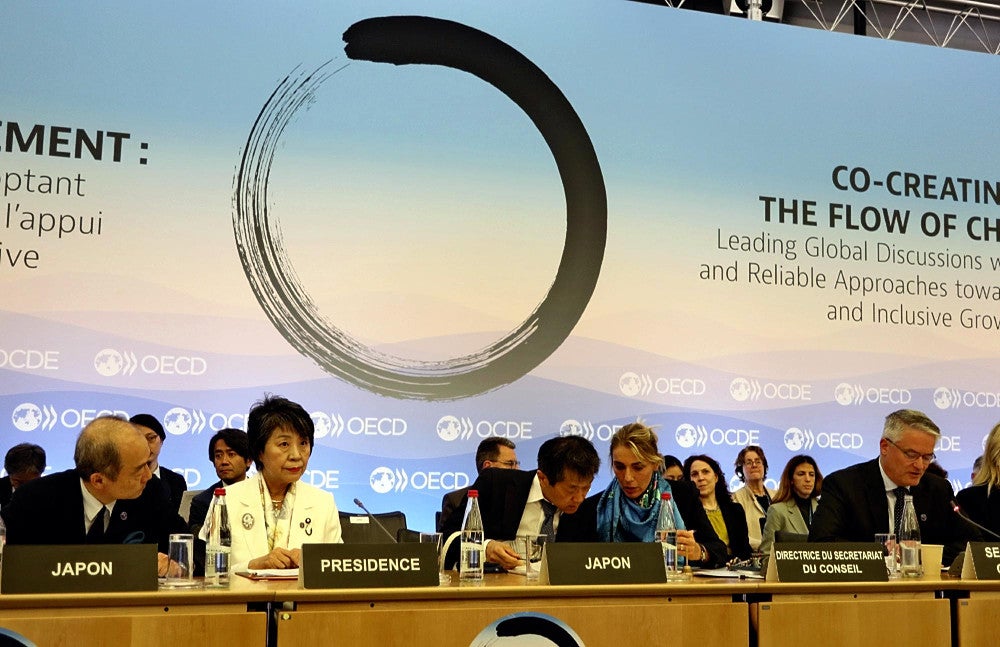 閉会式に参加する上川外相（左から２人目）（パリのＯＥＣＤ本部で）＝都築建撮影