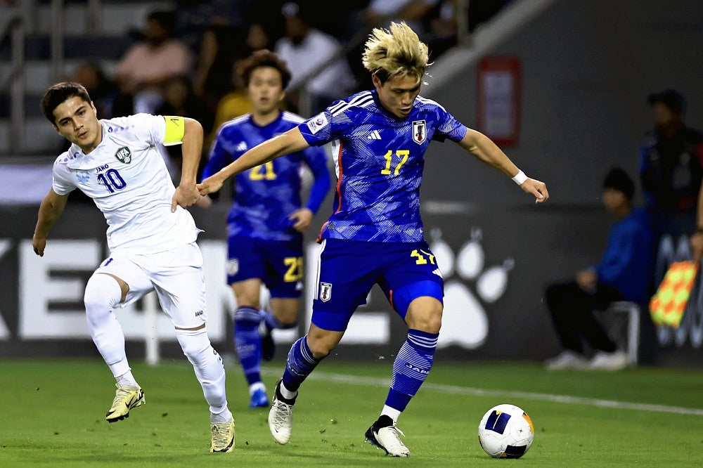前半、ドリブルする松木（右）（３日、ドーハで）＝松本拓也撮影