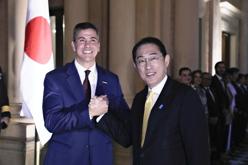 パラグアイのサンティアゴ・ペニャ大統領と岸田首相（３日、アスンシオンで）＝ＡＰ