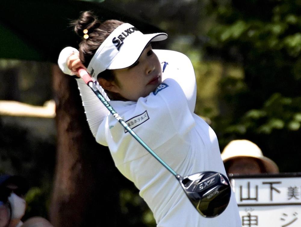 １番で第１打を放つ山下美夢有＝小石川弘幸撮影