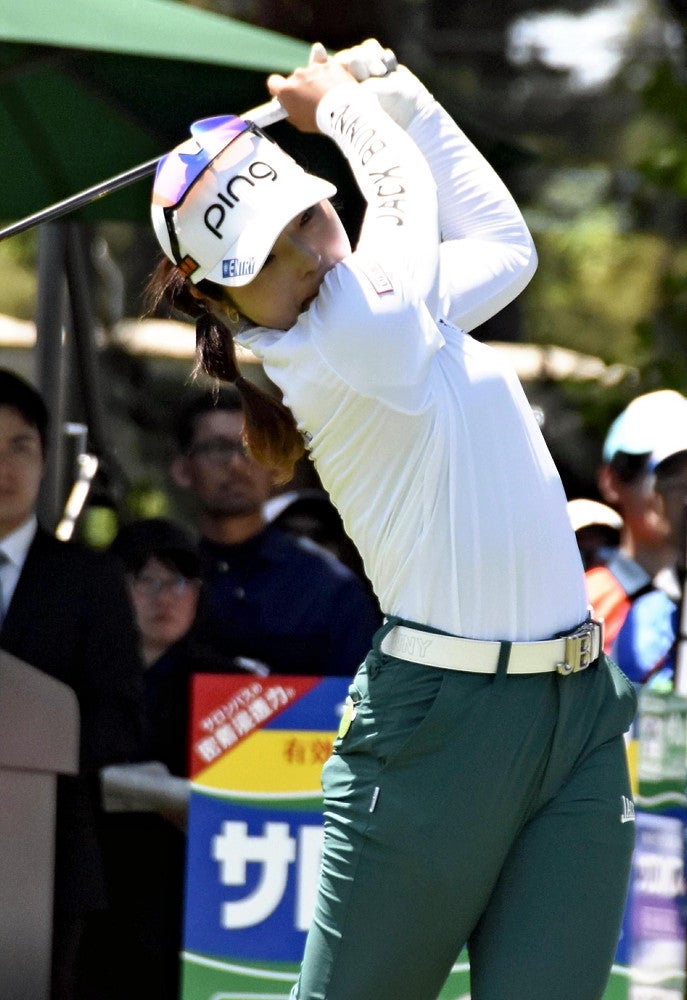１番で第１打を放つ佐久間朱莉＝小石川弘幸撮影