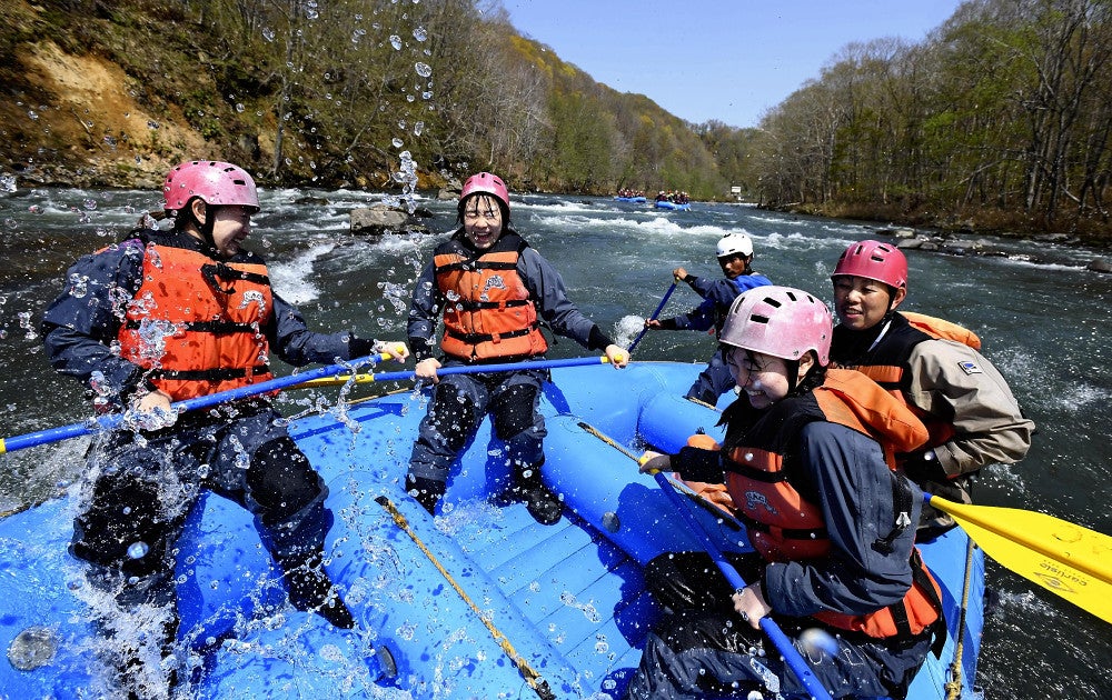 雪解け水が流れる尻別川の急流でラフティングを楽しむ観光客ら（北海道倶知安町で）＝大石健登撮影