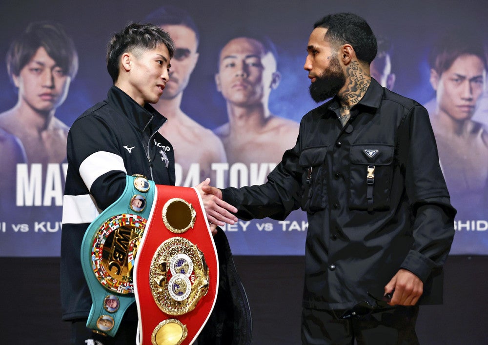 記念撮影後、ルイス・ネリ（右）と握手を交わす井上尚弥（４日）＝大金史典撮影