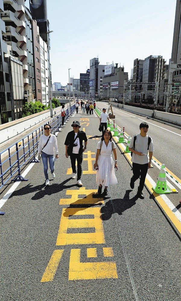 ビル街の間を歩く参加者たち