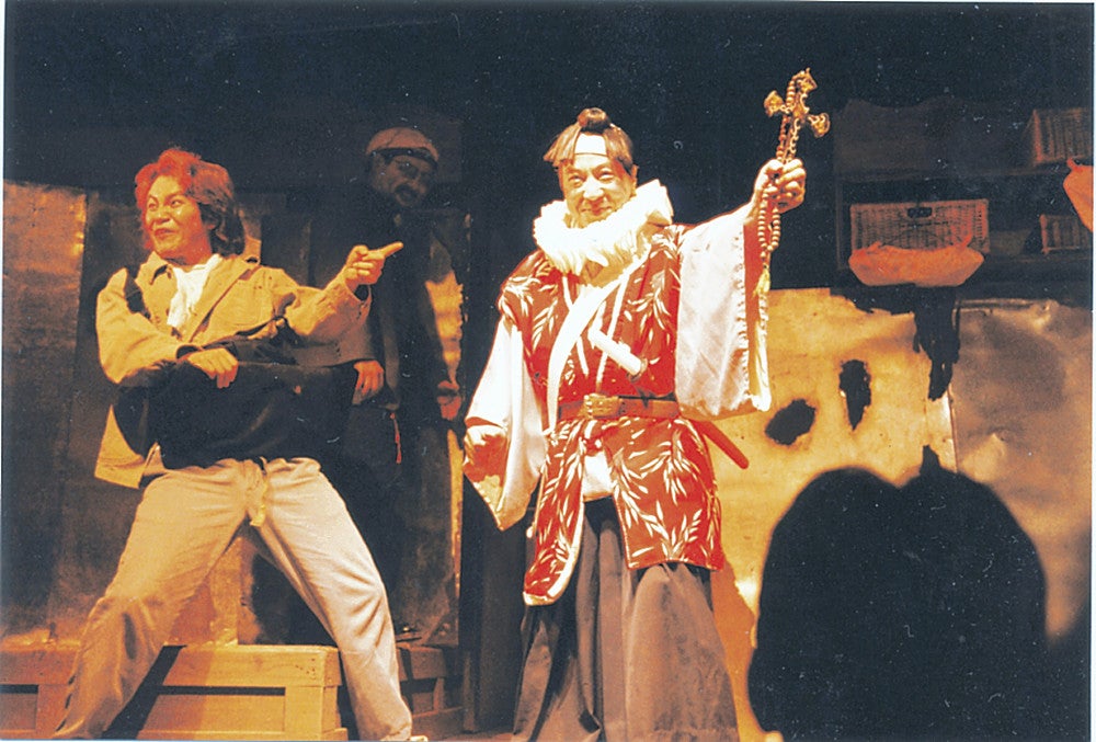 ２００３年、「泥人魚」の初演で天草四郎にふんした唐十郎さん（右）。左は久保井研さん（劇団唐組提供）