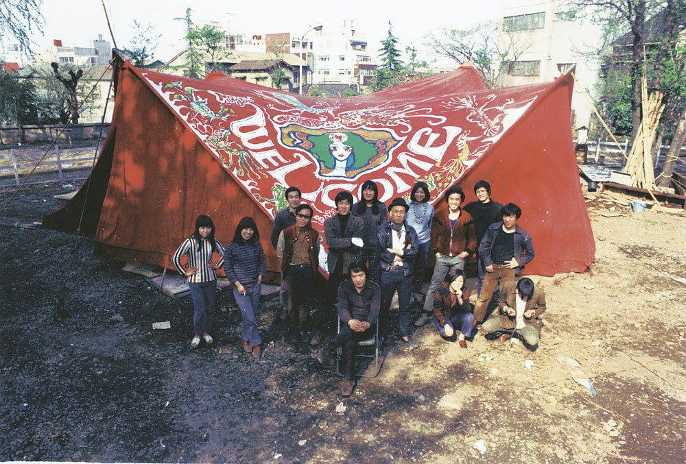 状況劇場の紅テントと劇団員。中央が唐十郎さん（１９６８年、東京・新宿の花園神社境内で。井出情児氏撮影）