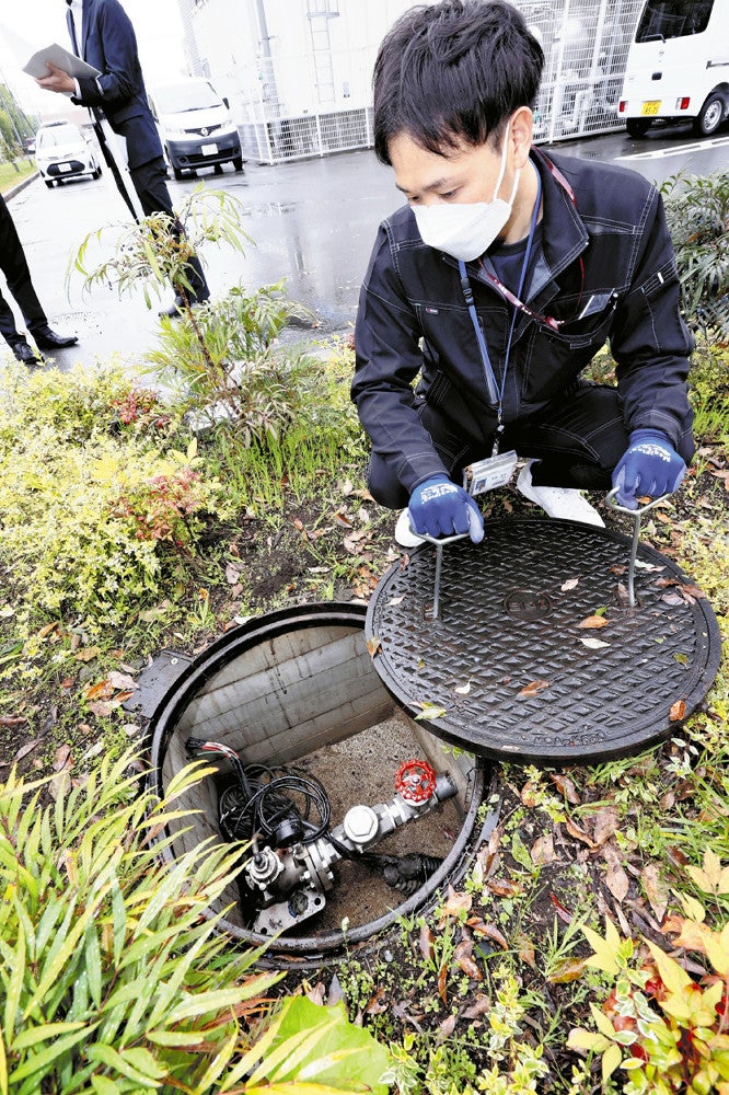 熊本市民病院の敷地内に設置された井戸の元栓にあたるバルブ（４月８日、熊本市東区で）