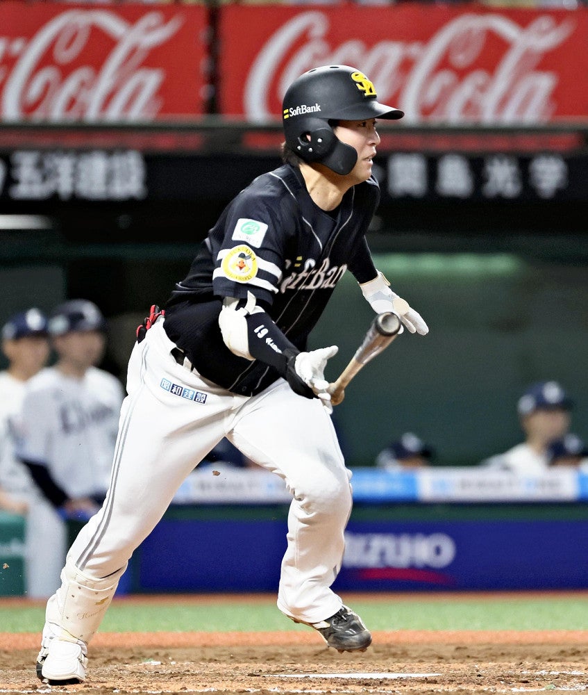 ５回無死、川村が内野安打を放つ＝佐伯文人撮影