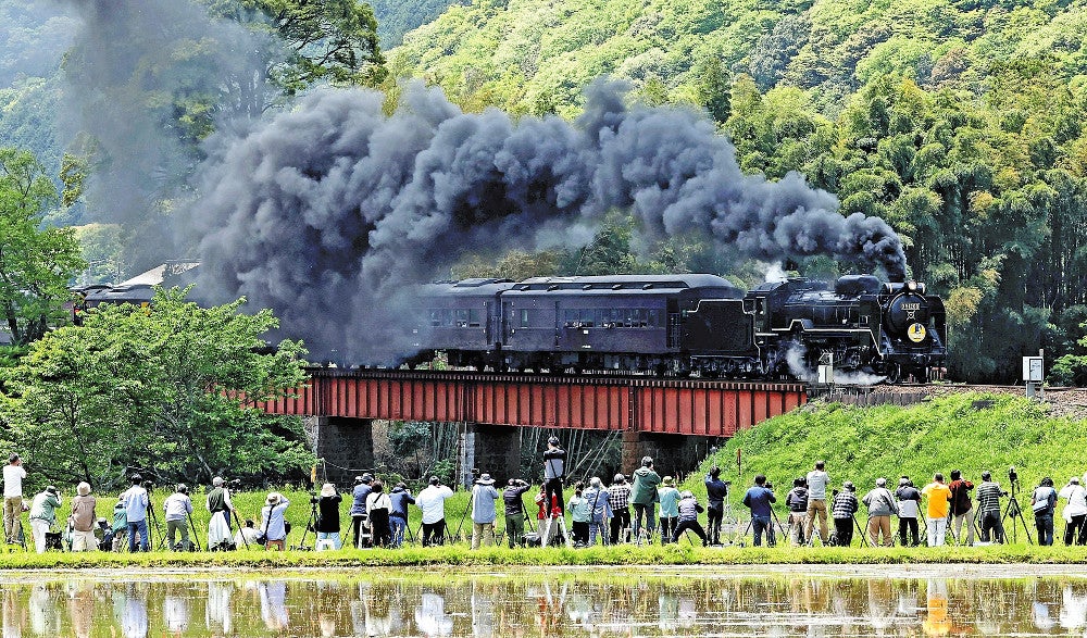 ２年ぶりに運行を再開した観光列車「ＳＬやまぐち号」。沿線では多くの鉄道ファンがカメラを構えていた（３日午後０時１１分、山口市で）＝浦上太介撮影