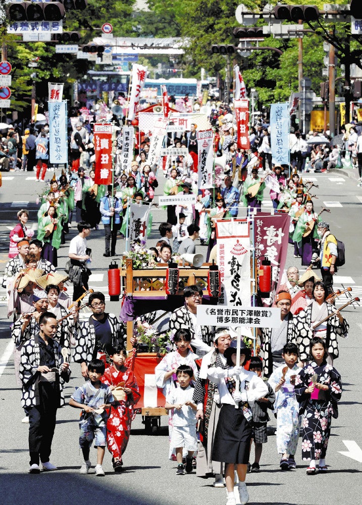 華やかなパレードが披露され、にぎわう「博多どんたく港まつり」（３日午後、福岡市博多区で）＝秋月正樹撮影　　　　　