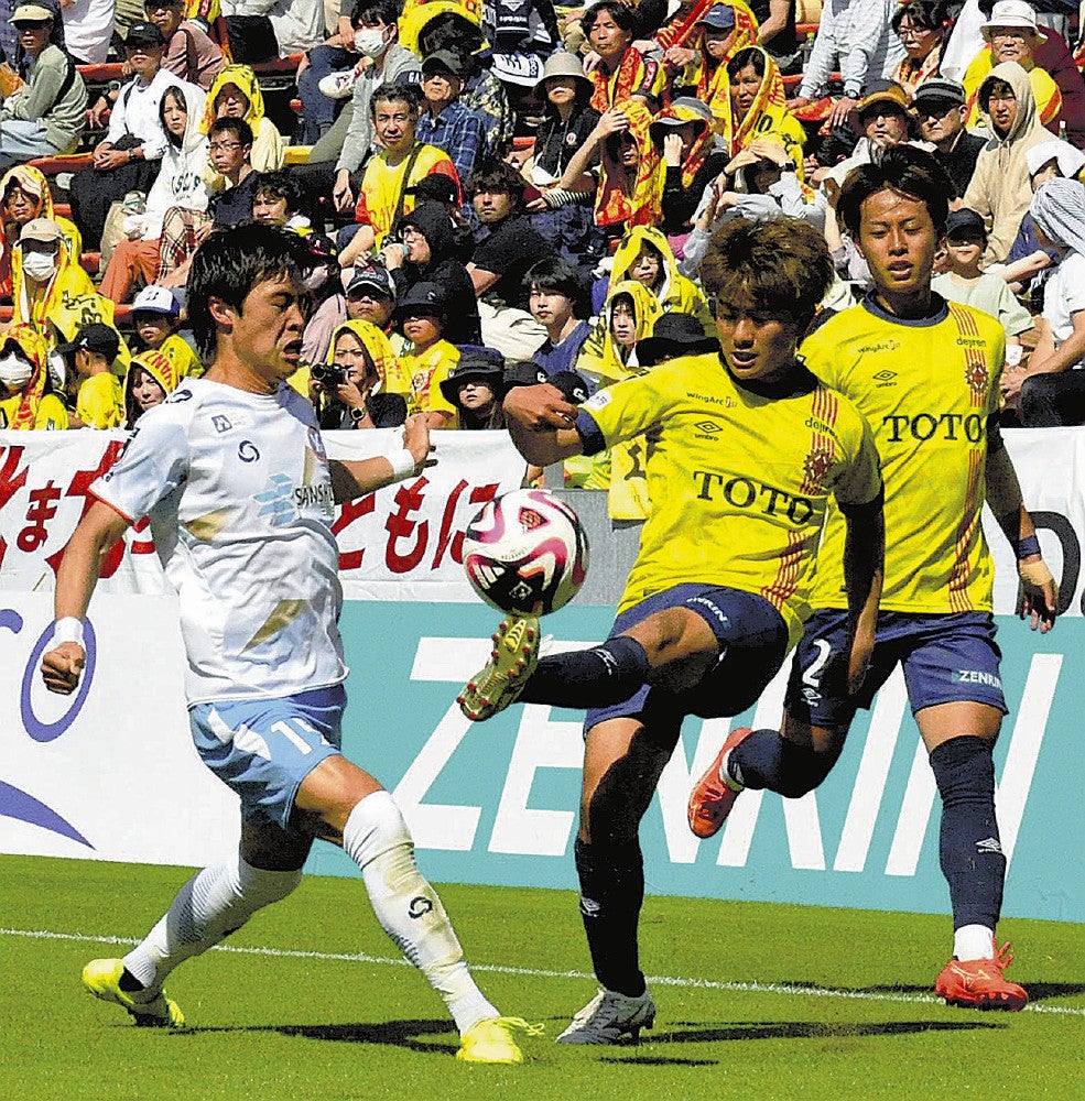 激しくボールを奪い合う選手たち