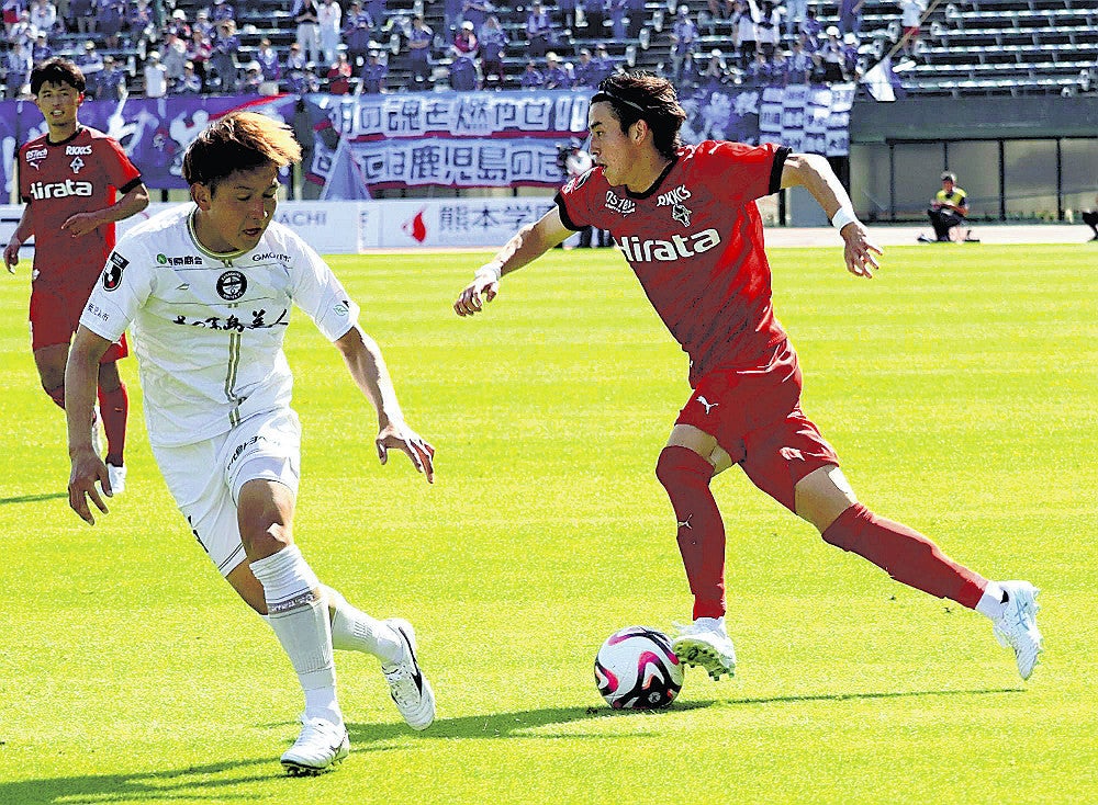 ゴール前に切り込み２点目をアシストしたＦＷ松岡選手（右）