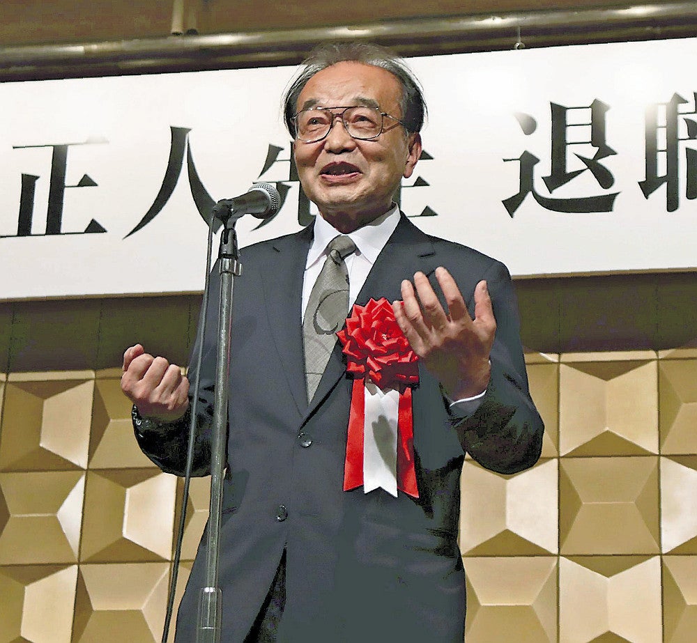 祝賀会で感謝の気持ちを述べる井口氏