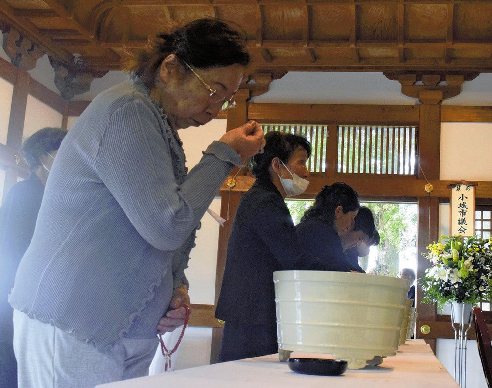 特攻隊員の冥福を祈る参列者ら