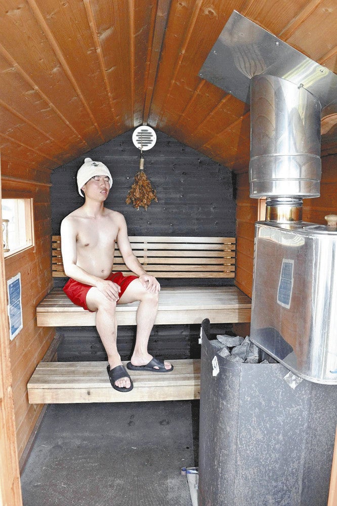 トレーラーサウナの中で温まる武田さん