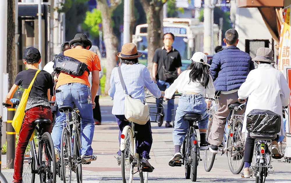 通りを行き交う自転車（３日午後、大阪市大正区で）