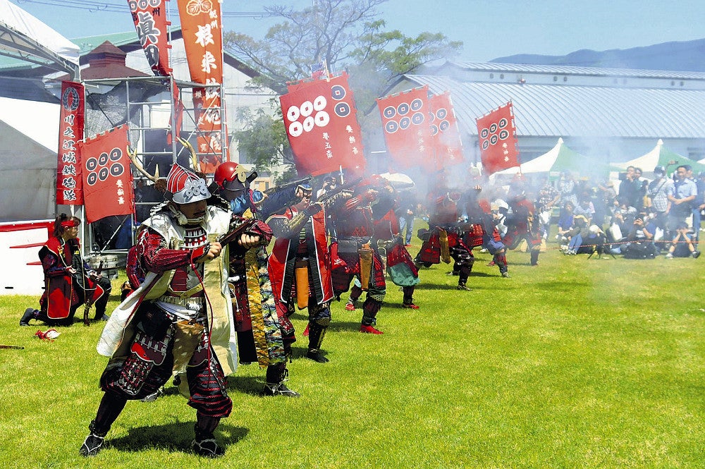 大迫力の演武を披露する鉄砲隊員ら（和歌山県九度山町で）