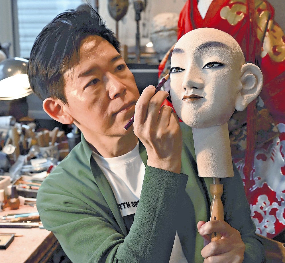 大祭に向けて人形制作を進めるホリさん（東京都内で）