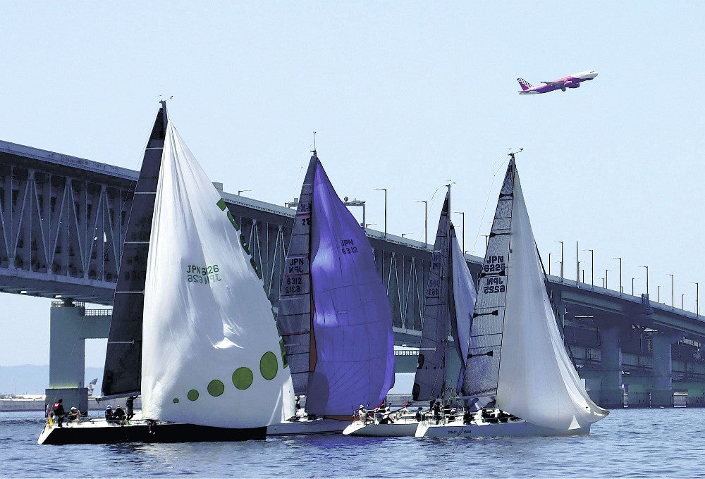 連絡橋の下を通過し、ゴールを目指すヨット（関西空港沖の大阪湾で）