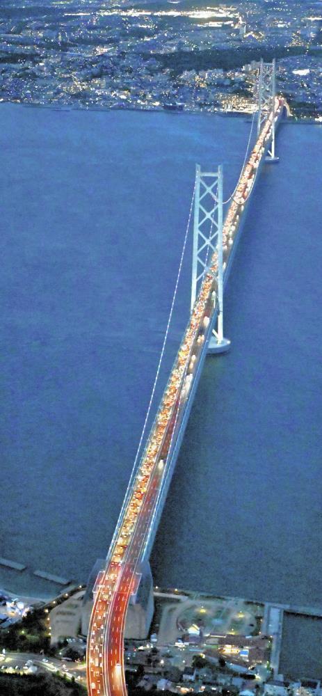 神戸方面（奥）へ向かう車で渋滞する明石海峡大橋（５日午後７時８分、兵庫県淡路市で、本社ヘリから）＝上田尚紀撮影