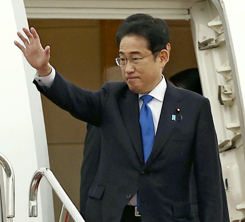 フランスに向けて出発する岸田首相（１日、羽田空港で）＝桐山弘太撮影