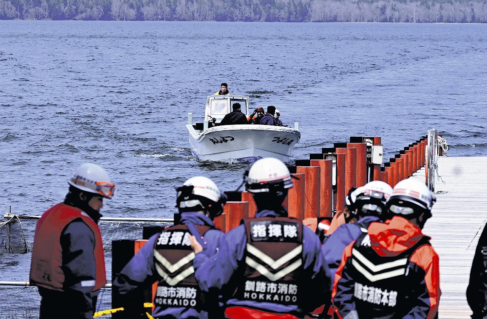 行方不明者の捜索から戻った小型船（４日午後、釧路市で）