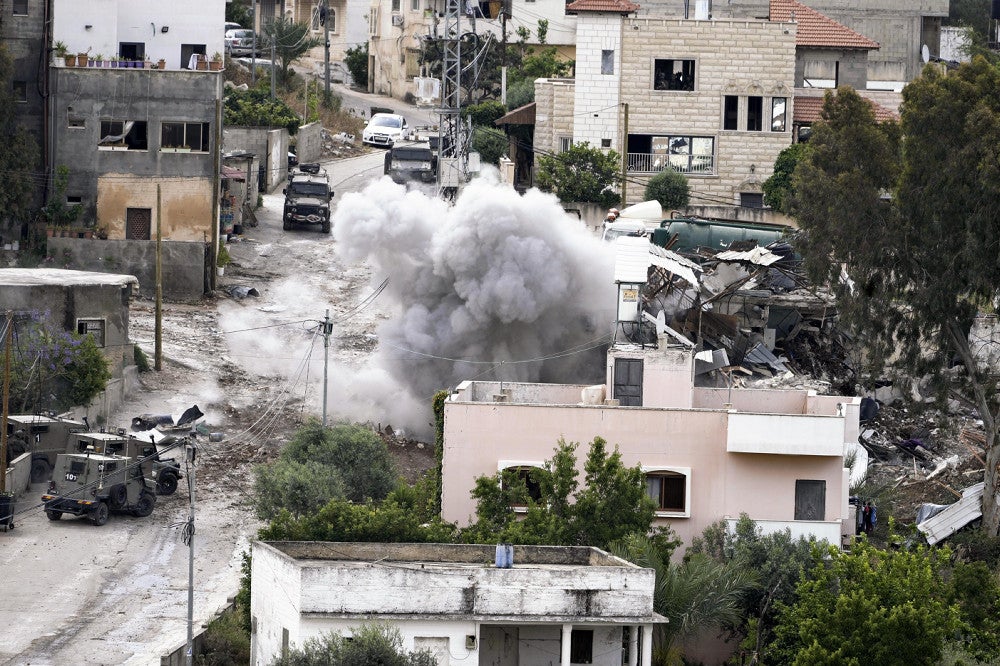 ４日、イスラエルの軍事作戦が行われたヨルダン川西岸トゥルカレム近郊で立ち上る煙＝ＡＰ