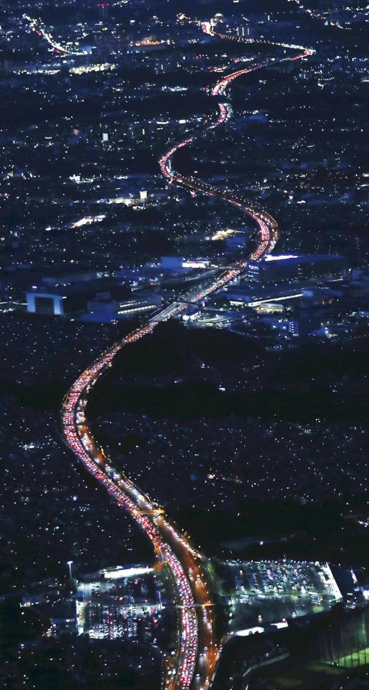 東京方面（奥）へ向かう車で混雑する東名高速上り線（５日午後、神奈川県の海老名サービスエリア付近で、読売ヘリから）＝中村光一撮影