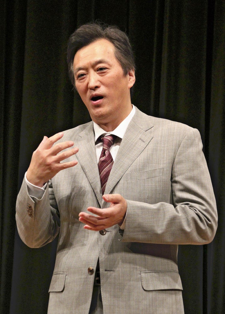 父・唐十郎さんとの思い出を語る大鶴義丹さん（５日午後、東京都渋谷区で）