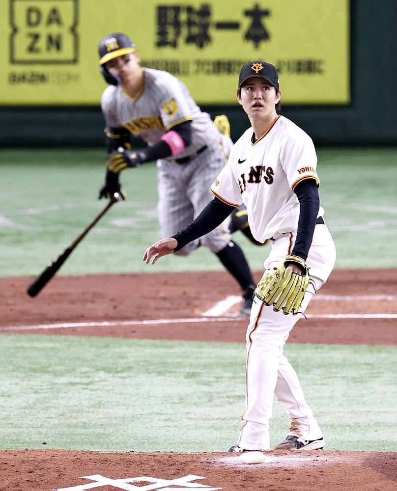 ３回１死２塁、佐藤輝（奥）に適時打を浴びる高橋礼（５日）＝桐山弘太撮影