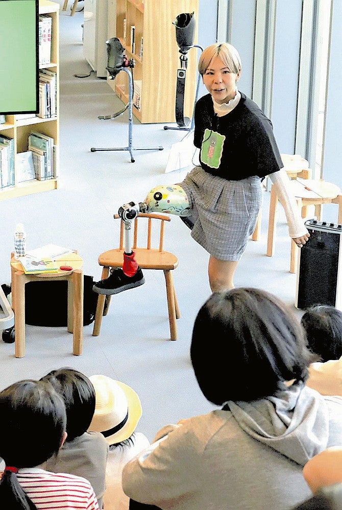 義足の説明をする前川さん（神戸市中央区で）