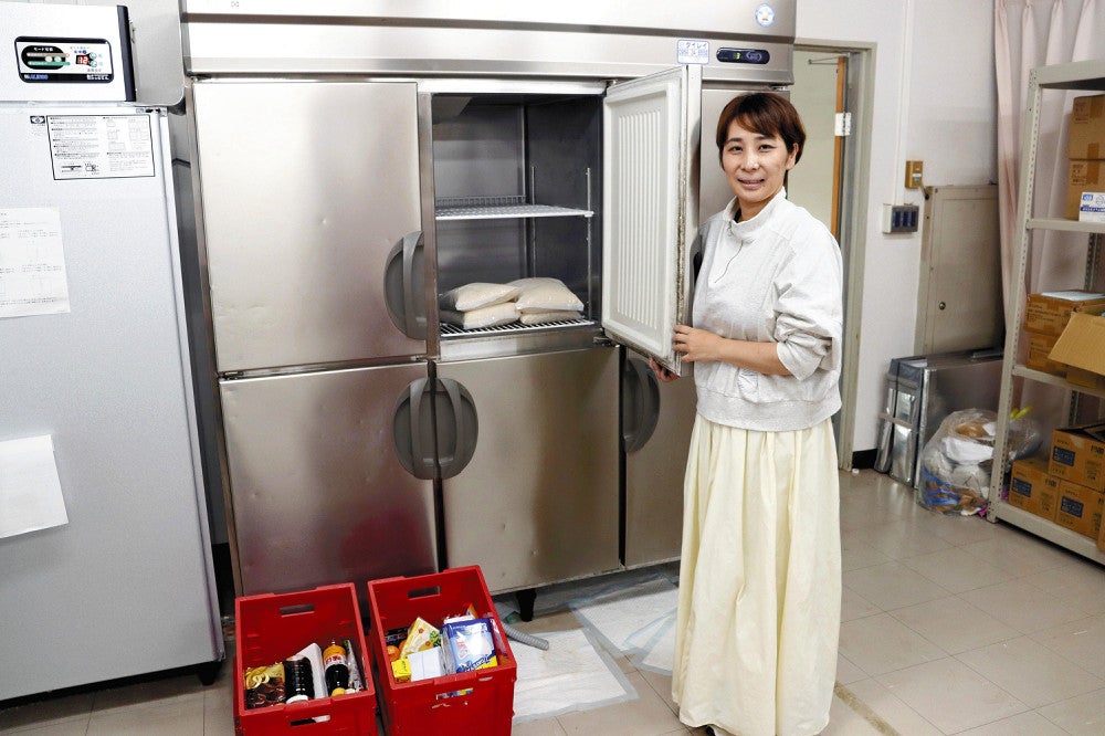 倉庫内を紹介する数山さん（佐世保市で）