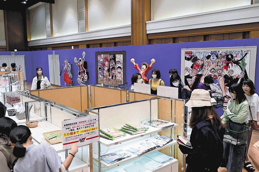 大勢のファンでにぎわう人気グッズの販売会場