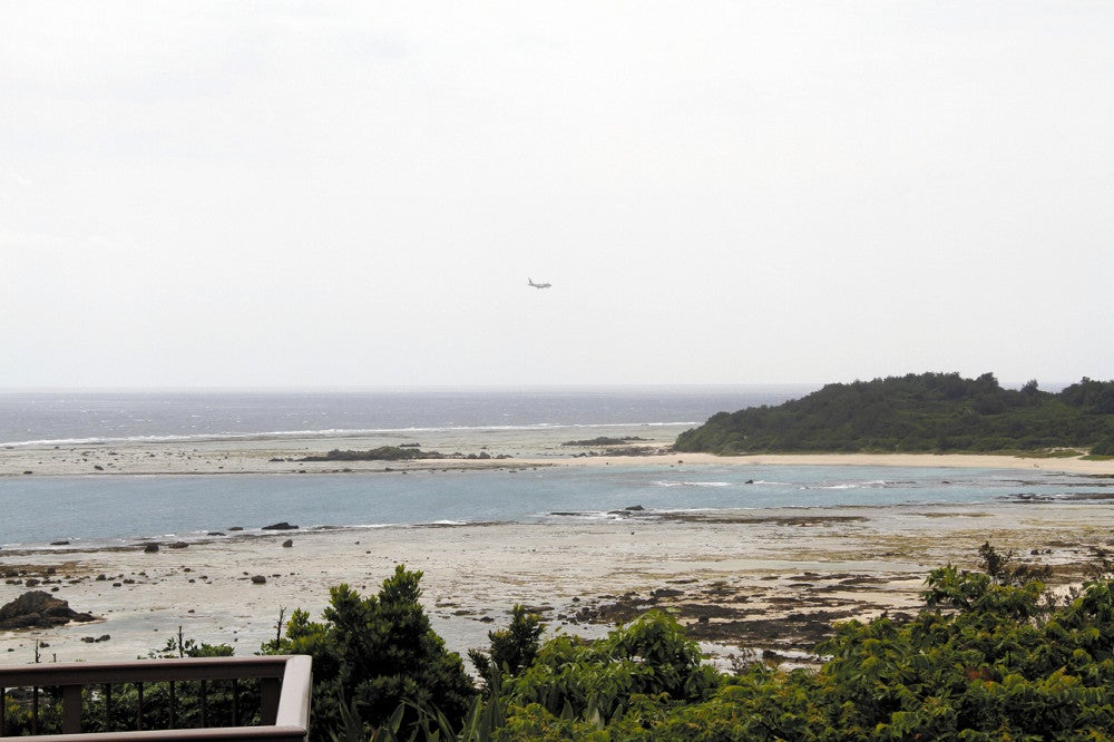 サンゴ礁と砂浜を見渡せるあやまる岬の展望台