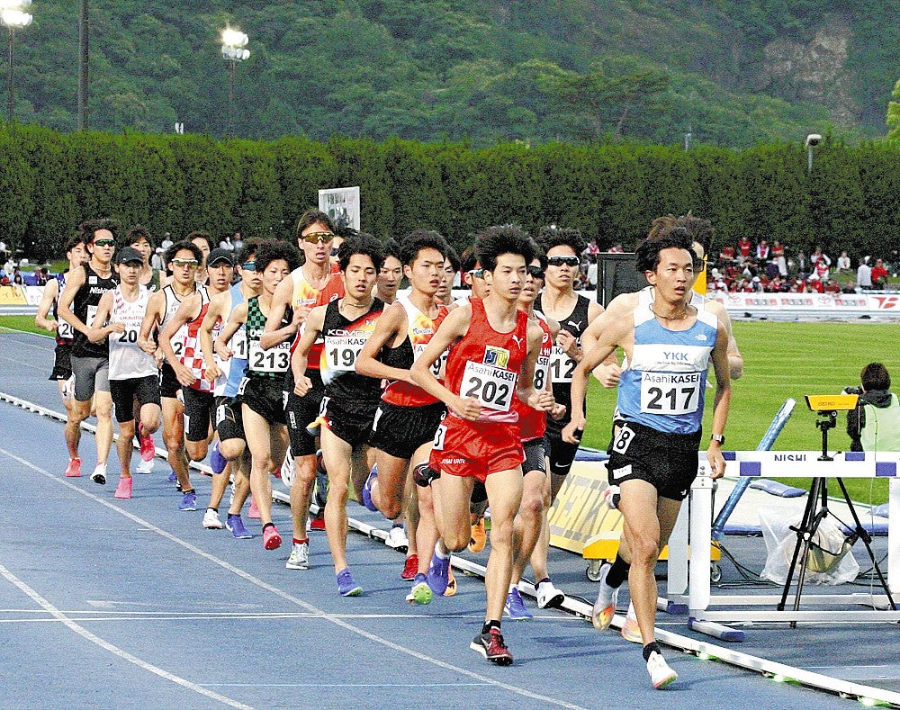 照明の下で力走する選手たち