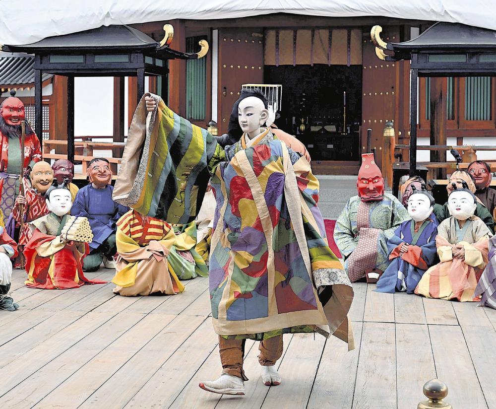 演じられた人形舞（６日、奈良市の薬師寺で）
