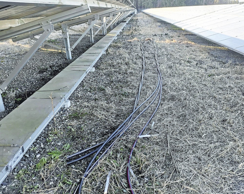 被害に遭った太陽光発電施設。切断された銅製ケーブルの一部は放置されていた　　（２０２２年１２月、茨城県小美玉市で）＝管理会社提供
